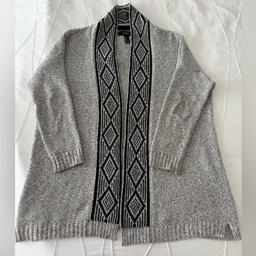 Open-Front Gray Cardigan with Black Geometric Trim